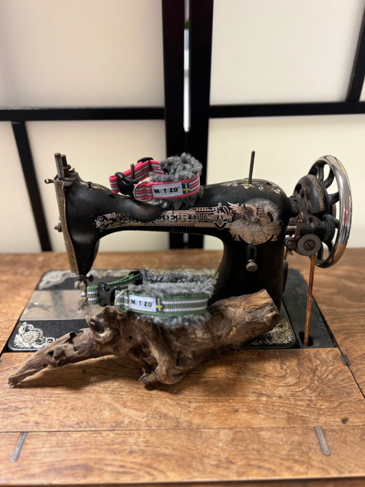 MetizoHalsband, Fast med foder av fårskinnsimitation