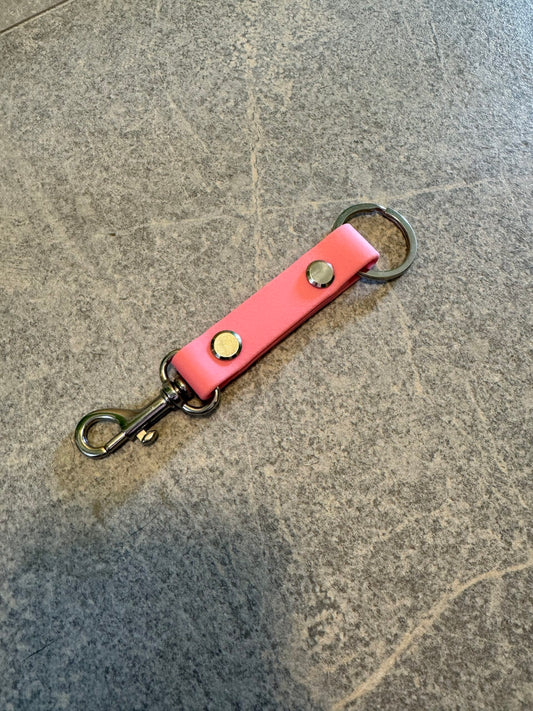 Rosa nyckelring med pistolhake